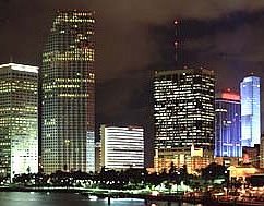 Miami wird geprägt von mächtigen Geschäftshochhäusern und Luxushotels der Sonderklasse